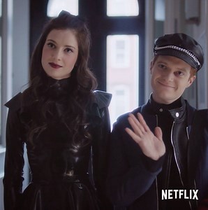 Falls jemand fragt, warum du dir eine Serie über eine Domina anschaust, sag einfach: "Es ist für meinen Mann." Bonding, ab 24. April auf Netflix. | Netflix