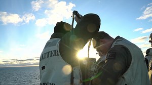 Landing Signal Officers have to make sure that the last seconds before touchdown don't result in disaster. They have to know the totality of the aircraft inside and out, and get inside the mind of the pilot operating it. Watch the Full #AllHandsMagazine feature on YouTube: https://youtu.be/uSGxxcwKZtw #LSO #LandingSignalOfficer #USNavy #NavyAir U.S. Navy | All Hands Magazine