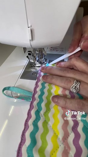 Handmade quilted potholder. #tutorial #howto #howtotiktok #quiltingtiktok #sewingtiktok #sewingforyoupage #sewingtutorial