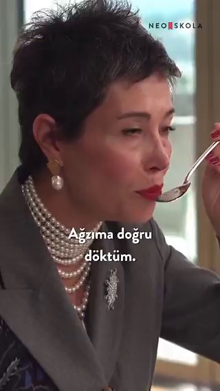 Teyzecim ben de sana takı ve mücevher konusunda bir tavsiyede bulunayım eğer Afrikalı veya Arap bir kabilenin prensesi değilsen yemekte boynuna 99’lu namaz tesbihi gibi inci dolanmaz.