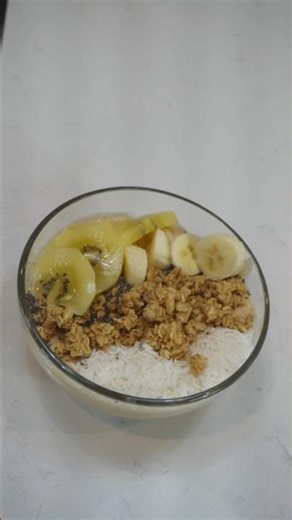 What's better than a refreshing tropical smoothie Acia bowl 😃🍍🥭