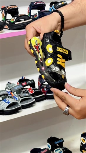 Kids ke liye glowing LED sandal ⚡ Sporty grip sole velcro strap comfort Chalne par lights shine karti hain 🔥 Order ya maloomat ke liye profile bio mein diya gaya WhatsApp number save karke WhatsApp par rabta karein. #MegaShoesPoint #Chakwal #KidsShoes #LEDShoes #KidsFashion