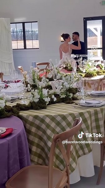 Serpentine Tables: 2025 Wedding Trend You’ll Love