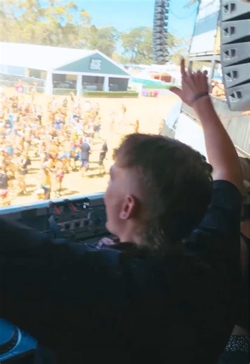 taking me back to my house music days, still one of the best songs ever @Beyond The Valley 🫶