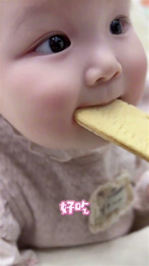 First Time Baby Eats Rice Cake: Dad's Reaction