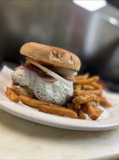 Norteña 🍔🤤😋🥵 Visit us any day of the week from 7:00 AM-11:00 PM Rancho Restaurant 📍 1210 E Irving Blvd Irving, TX 75060 #fyp #authenticmexicanfood #foodtiktok #foodvlog #ranchorestaurant #asmr #comidamexicana #sizzle #tacos #salsaverde #goodmexicanfood #burger #hamburguesa