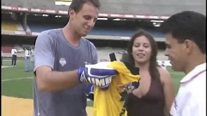 3.1M views · 10K reactions | Rogério Ceni e Zezé de Camargo numa disputa de pênaltis valendo CD, camisa e presença no palco. Canhotinha CALIBRADA do Zezé, bicho. Fora o pênalti no alto, a meia abaixada, e a camisa 9. Boleiraço! "Primeiro Amor" no finalzinho, pra machucar. Fala Zezé! | Cenas Lamentáveis | Facebook