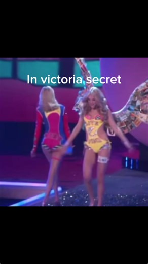 Jessica Stam's Epic Walk at VSFS 2023