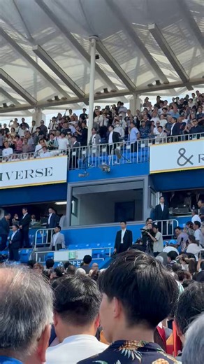 Video: Emperor Naruhito of Japan and his daughter Princess Aiko attended a university baseball game between rivals universities Waseda and Keio. The crowd respectfully applauded. It was the first time in 32 years that an emperor attended such a game.