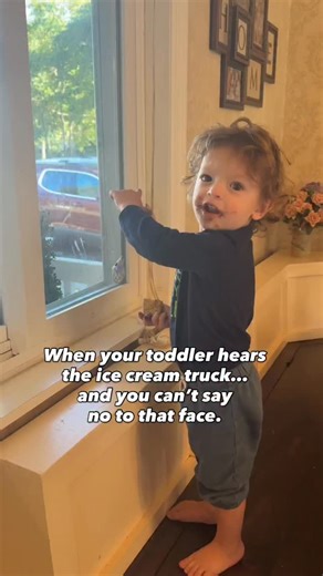 You hear “Ice Cream Truck!” screamed 100 times… and you just can’t say no to that face 🍦 This was the last official week of summer and probably our last time chasing down the ice cream truck. Danny’s excitement was off the charts—pulling me off the porch, shouting “Ice Cream Truck!” over and over—and of course the girls joined in too. In the end, everyone got their ice cream and they couldn’t have been happier. These are the little moments I never want to forget. 🩷🩷🩷🩷🩵 Do your kids go wild