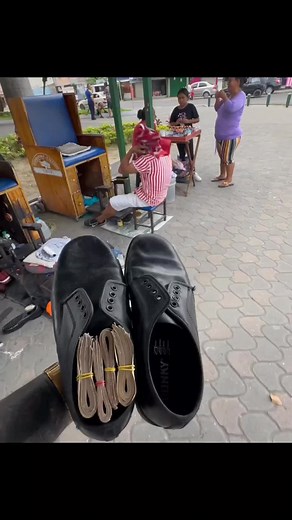 Parte 1 Hombre regala zapatos de billetes a trabajador para salvar a su hijo #viralvideo #cambiodevida #viral #experimentosocial #casosyreflecciones #fyp #viraltiktok #parati #Viral