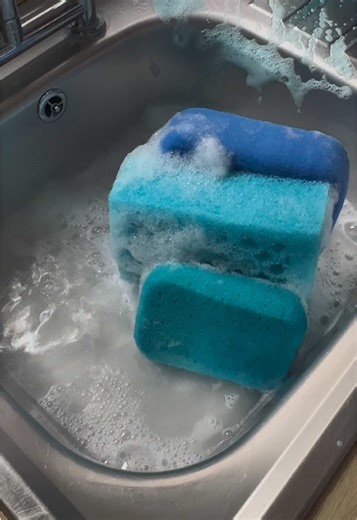 Captivating Bubble Cleaning with Sponge Squeezes