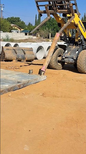putting on spreaders with the wheel loader forks #komatsu #pipeline #heavyequipment #construction
