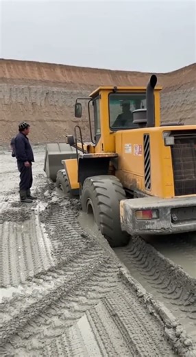 Muddy Construction Site DISASTER What NOT to Do When Machines Get Stuck