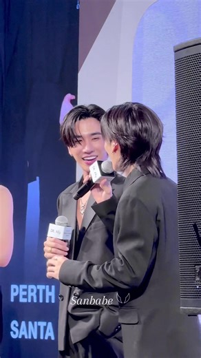 3 สิ่ที่แซนต้าจะพกไปทะเลด้วย 🌊 🤍 : อย่างแรก Dr.Ally 🤍 : อย่างที่ 2 💖 : (เพิ้ดดดดดด) 🖤 : 😆 🤍 : พะ พะ พะ ผ้าเช็ดหน้า 🖤 : ไม่ได้คาดหวัง แต่ก็ตั้งตารออยู่ 🤍 : มีผ้าเช็ดหน้าก็ต้องมีคนเช็ดหน้าให้อ่ะสิ 💖 : (เพิ้ดดดดดด) 🤍 : อะไรนะๆ โดเมียร์ๆ หรอ 🖤 : 😆 💨 🤍 : อย่างที่ 3 พี่เพิร์ธๆ #PerthSanta #เพิร์ธแซนต้า #PerthTanapon #santapp @PERTHPPE @Santa