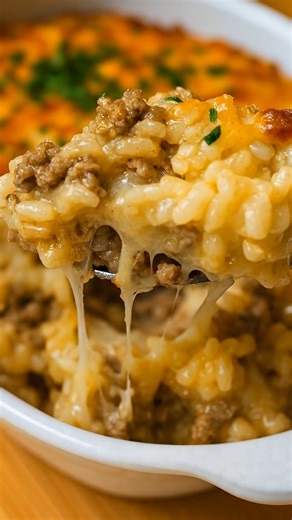Cheesy Ground Beef Rice Casserole Ingredients: 1 lb ground beef 1 small onion (diced) 2 cups cooked rice 1 can (10.5 oz) cream of mushroom soup 1/2 cup sour cream 1 1/2 cups shredded cheddar cheese (divided) 1 tsp garlic powder Salt & pepper to taste Fresh parsley for garnish Instructions: Cook Beef – In a skillet, brown ground beef with onion. Drain excess fat. Mix Base – Stir in cooked rice, mushroom soup, sour cream, garlic powder, salt, and pepper. Assemble – Spread mixture into a greased 9x