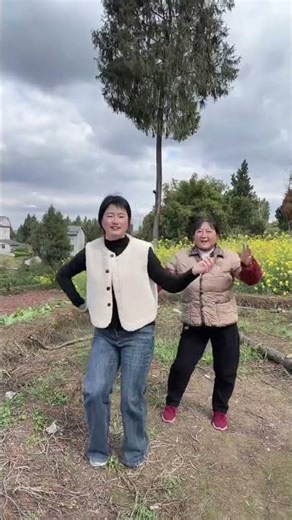 Who Dances Better: Me or Mom? A Hilarious Mom-Daughter Dance Battle