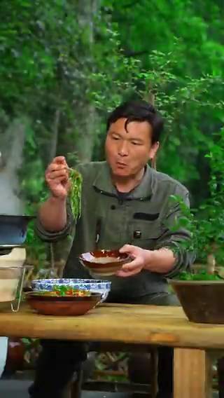 很多人以为，像黄仁勋这种级别的大佬，最离不开的是副总裁。其实未必。副总裁负责的是业务，而真正贴身的助理，负责的是“别出乱子”。越是顶级人物，身边越不缺聪明人，缺的是能让他彻底放心的人。行程、情绪、节奏、分寸、人际关系……很多看不见的细节，都得有人提前处理好。这个女助理最厉害的地方，不是长得多惊艳，而是那种让人很舒服的气场：干练、稳定、不抢戏，却能把所有事情安排得井井有条。而且这种岗位，不只是老板认可就够了，还得让老板娘也绝对信任。能同时做到这两点的难度，某种意义上，真不比当副总裁低。
