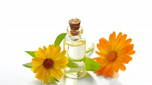 Tak Hanya untuk Bayi, Ini 4 Manfaat Baby Oil yang Bisa Anda Coba