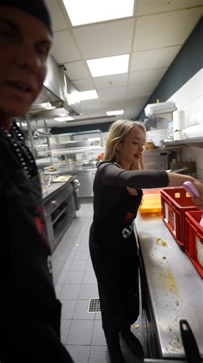 René Dost REDO - Unternehmer & Gastronom on Instagram: "Kleines Tool, großer Effekt! 💡 Manchmal sind es die kleinen Tricks in der Küche, die einen großen Unterschied machen. Eine einfache Kratzenschaufel eignet sich perfekt, um bei der Schnitzelpanade die feinen Brösel und Rückstände sauber herauszufiltern. So bleibt die Panade schön gleichmäßig. Genau solche Kleinigkeiten machen für mich gutes Handwerk aus. #küchentipps #kochen #küche #gastronomie #handwerk #schnitzel #tricks #schnitzel #panad