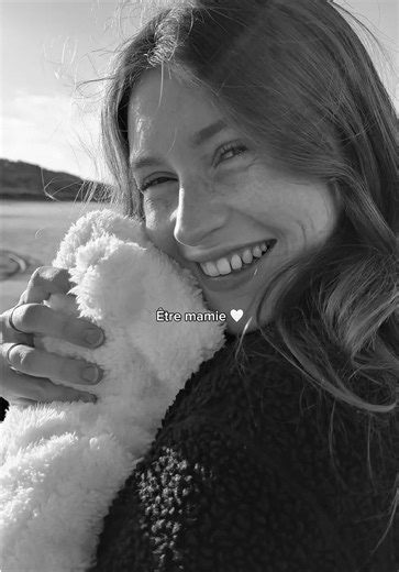 Maman, ça y est ton rêve c’est réalisé ! Tu es devenue mamie, une mamie étoile mais une mamie quand même 🤍 Tu aurais excellé dans ce rôle ! Bonne fête mamie Valou 🥺✨ Merci encore @emiliebrunette pour ce podcast qui a enregistré la voix de ma petite maman pour ne jamais l’oublier 🥹