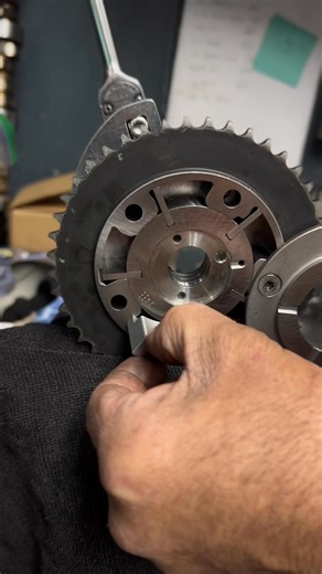 Demonstrating how I lock the phaser out to be able to run an upgraded #camshaft #ltengine #phaser #enginebuild # | Javier Cabrero