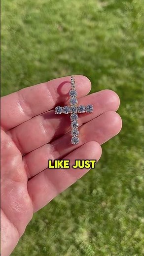 ✝️ Diamond Crosses Are Trending — and Here’s Why
