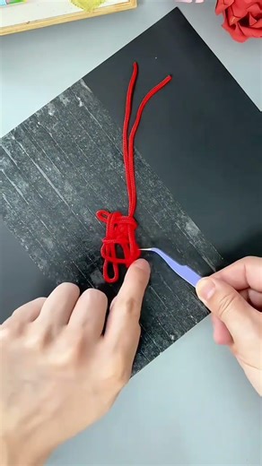 Use red thread to teach you and your child to weave festive gorgeous Chinese knots