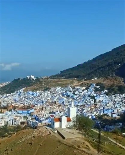 Chefchaouen : la magie de la ville bleue du Maroc Chefchaouen, surnommée la Perle bleue du Maroc, fascine par ses ruelles colorées, son patrimoine historique et ses paysages naturels exceptionnels. Entre médina authentique, artisanat local, gastronomie traditionnelle et randonnées dans le Parc National de Talassemtane, la ville offre une expérience unique aux voyageurs. #chefchaouene #maroc #tourism #tourist #مغرب