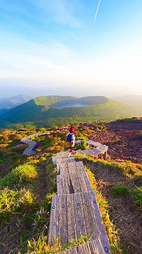 “Mt. Karakuni” 💫 The contrail looked like a comet from "Your Name" Miyazaki Prefecture 🇯🇵. 📸 @kaji_nori06 | Photography In Japan