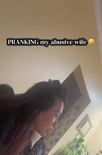 Lmfaoooo 🤣🤣🤣🤣🤣🤣 | aggressively serving dinner prank