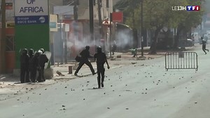 Le Sénégal vit le retour d'une violence qu'on n'avait pas vu depuis des années. L'opposition appelle à trois jours de nouvelles manifestations à partir de lundi, et demande la libération de l'une de ses principales figures. | TF1 INFO
