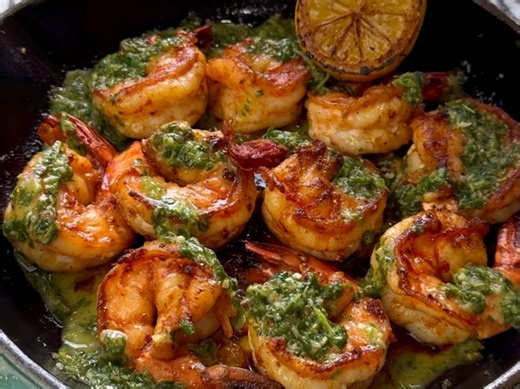 把烤肉“神酱”chimichurri酱配上煎大虾，这成果也太诱人了吧