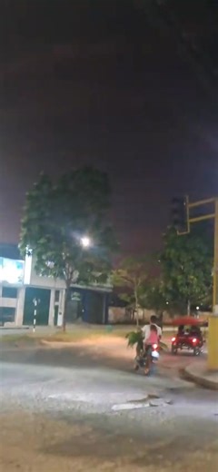 ¿En quien cae la responsabilidad? ⚠️ Semáforos fuera de servicio Los semáforos no funcionan en la intersección del Jr. José Olaya con la vía del barrio Huayco, situación que viene causando desorden vehicular y poniendo en riesgo a peatones y conductores ante posibles accident3s. Si quieres ver más videos/fotos con noticias en directo, donde compartimos en comunidad sobre noticias locales, entra aquí https://chat.whatsapp.com/E0ShtXc4JxR3ii2iJil3TC?mode=hqrc ***tambien ingresa aqui: https://www.f