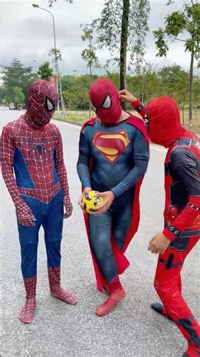 SUPERMAN please give the ball back to SPIDERMAN! ⚽🤣 #spiderman #superman #funny