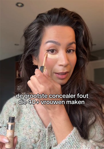 Concealer Do’s & Don’ts als je 40  bent⤵️ Don’t ❌ applicator direct op de huid aanbrengen. ❌ teveel concealer gebruiken. ❌ te dicht tegen de wimperrand blenden. Do’s ✅ concealer eerst op je hand aanbrengen om het op te warmen. ✅ brush ‘primen’ met concealer. Hierdoor breng je een egaal, dun laagje aan die versmelt met de huid. ✅ gebruik écht weinig: een beetje in de binnenste ooghoek en aan de buitenkant is genoeg. ✅ met deze techniek is afpoederen niet per se nodig, maar wil je dit toch graag d