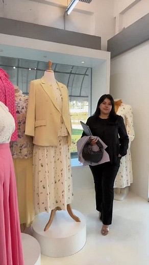 Outfits that i wore recently! . . In Frame . Monday: Gabrielle In Black X Daphne Bootcut Tuesday: Beatrice X Rosie X Renee Slacks In Sand Wednesday: Kai X Sadie In Stone Grey Thursday: Kimberly X Mila Skirt Friday: Gabrielle In White X Renee Slacks In Lilac Saturday: Tun Amara Sunday: Tun Maimunah | Curva Fabulous