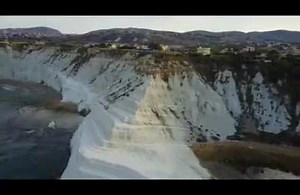 Il sesto giorno Dio compì la sua opera lieto di averla creata tanto bella prese la terra tra le mani e la baciò… la dove pose le sue labbra è la Sicilia. L'incantevole Scala dei Turchi di Realmonte dove il tempo si ferma iniziando un sogno chiamato Terra di Sicilia. ( Agrigento ) (Renzo Barbera) | Terra di Sicilia