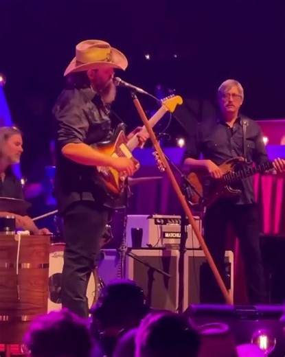 Chris Stapleton paid a tribute to the great Dolly