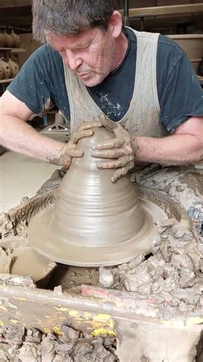 It's important to centre your clay properly! #potterytiktok #potteryv