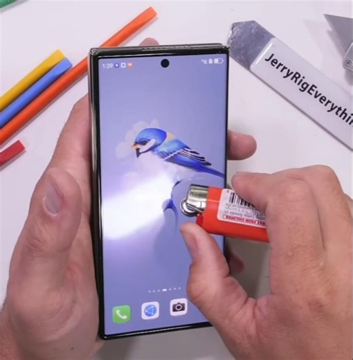 Huawei TRI- FOLD bend test #shorts #viralvideo #hauwei #mobilephone #tech