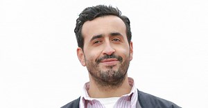 Diaporama : Jonathan Cohen en couple avec Piu Piu : photos de sa jolie et stylée compagne... devenue blonde !