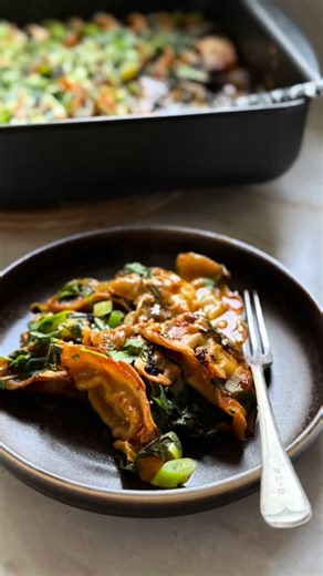 LeeAnn Yare on Instagram: "One pan dumpling bake! First time user + nailed it 😜 8.5/10 on the Tyler scale which is apparently a pretty high rating. In a large oven dish add (be generous with the measures) 2 Tbsp red curry paste 3 tsp crushed garlic 2 tsp crushed ginger 3 Tbsp soy sauce 1 Tbsp sesame oil 1 tsp fish sauce 2 Tbsp rice wine vinegar 2 Tbsp peanut butter 2 tins coconut cream whisk together add a pack of pak choy sliced up add 2 packs dumplings (600gr each) I placed mine in rows with 