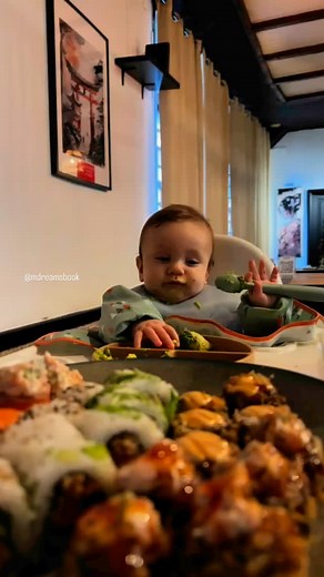 🇺🇸 Keeping a 6-month-old entertained at a restaurant can be tricky, but the right toys make all the difference! Here are some ideas to keep your baby happy and the family relaxed 👶🍽️ 🇵🇹 Entreter um bebé de 6 meses num restaurante pode ser um desafio, mas com os brinquedos certos tudo fica mais fácil! Aqui estão algumas ideias para manter o bebé feliz e a família tranquila 👶🍽️ #6monthsold #6monthsbaby #baby #bebé #restaurant #family #familia #familytime #familygoals #tipsparenting #mom #m