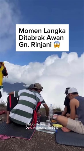 PENDAKI GUNUNG INDONESIA on Instagram: "Pendaki ini alami momen langka ditabrak awan gunung rinjani. Kamu pernah merasakan momen kek gini belum sob? Dok @abdulrohim6517 #pendaki #gunungrinjani #pendakigunung"