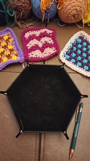 🧶🎲 roll for crochet 🧶🎲 Day 21: January 21 GREEN. FINALLY GREEN. I'm so upset no one gets to see me flip out when I rolled the dice. I can't believe I lost another chunk of clip. but all the others are there, so the rest of the week should be smooth sailing. 🗒 pattern: cluster v stitch 🧶 colors: green, brown, orange, off white #rollforcrochet #crochetersoftiktok #crochet #diceroll #crocheting