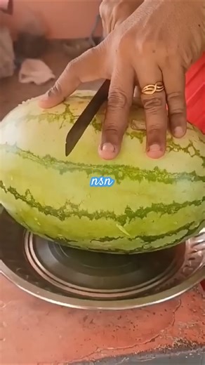 யாருக்கு லக்கோ அவங்களுக்கு தான் நடு பீஸ் #ytshorts# trending shorts#watermelon cutting hacks tips#