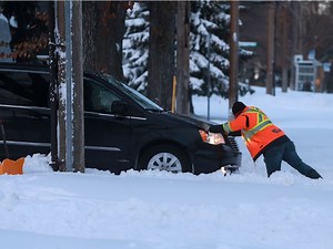 After snowstorm pounded Saskatoon, helpers hit the streets