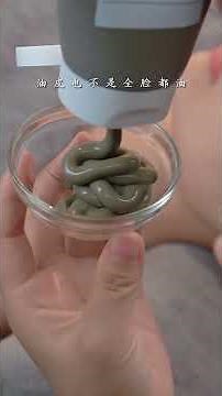 The director is writing scripts every day, and the oil in her pores can't hide anymore! #blackheads