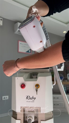 DolceVita By Irma | Studio lepote on Instagram: "Pratimo tržište, slušamo potrebe naših klijenata i stalno unapređujemo tehnologiju sa kojom radimo. Zato smo od početka ove godine u našem salonu uveli laser najnovije generacije – Ruby 4D! 💎 Šta to znači za vas? ✔️ Dugotrajniji i vidljiviji rezultati ✔️ Laser cilja dlačice u svim pravcima rasta (4D tehnologija) ✔️ 3 talasne dužine – efikasan za različite tipove kože i dlačica ✔️ Sonda se hladi do -30°C → tretman je praktično bezbolan ✔️ Minimaln